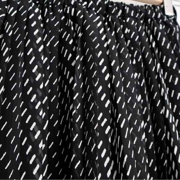 Uniqlo black and white patterned knee-length pleated skirt - Picture 2 of 4